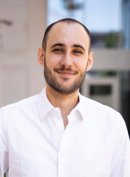 Zu sehen ist ein Porträtfoto von Dr. Julian Scharbert.<address>&copy; Julian Scharbert</address>