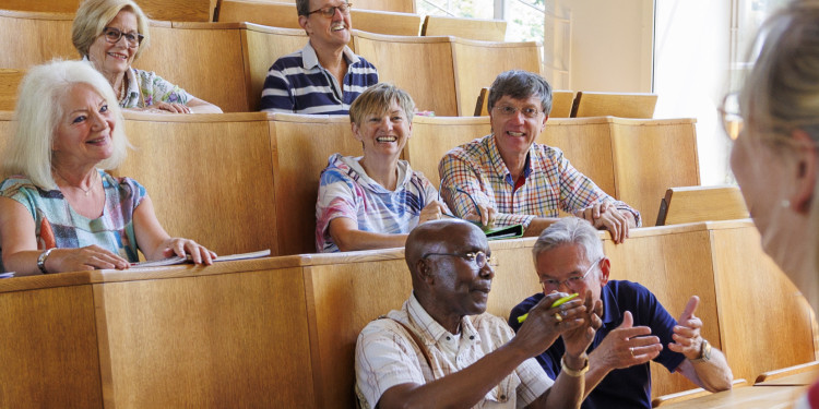 Zu sehen sind einige ältere Studierende in einem Hörsaal.<address>&copy; StudiA - Peter Leßmann</address>