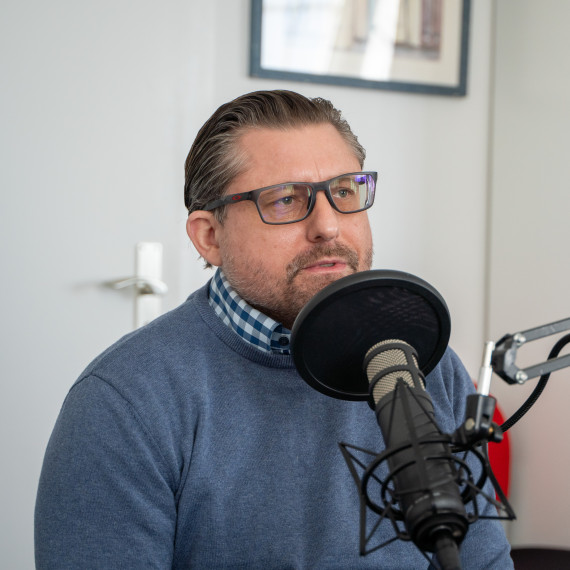 Das Foto zeigt Professor Doktor Patrick Sänger. Er spricht in ein Mikrofon.<address>&copy; Uni MS - Linus Peikenkamp</address>