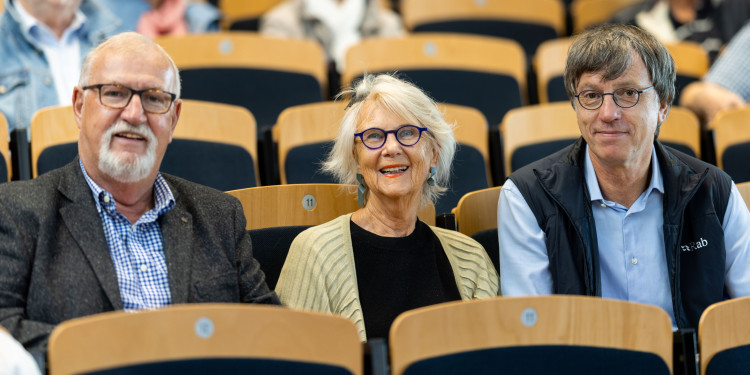 Zu sehen sind einige ältere Studierende in der Aula am Aasee.<address>&copy; Uni MS - Peter Leßmann</address>