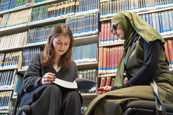 Madita Laumen liest Kübranur Binek das Inhaltsverzeichnis des Buches vor.<address>&copy; Uni MS - Linus Peikenkamp</address>