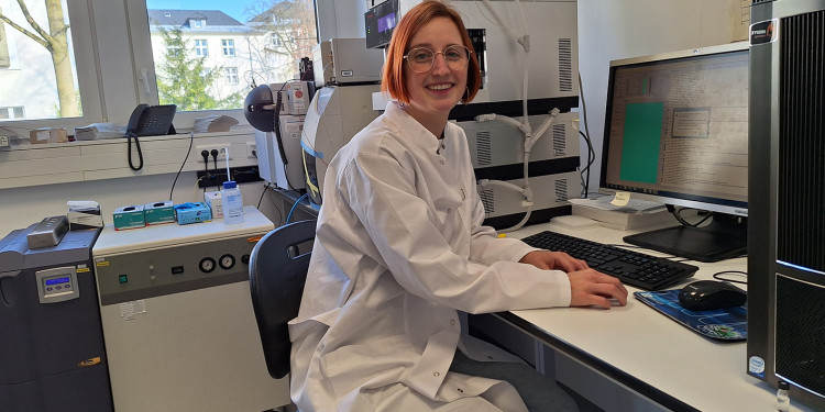 Margareta Hellmann im Labor<address>&copy; Uni MS - Christina Hoppenbrock</address>