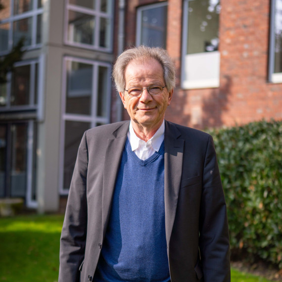 Porträt von Prof. Dr. Albrecht Beutel vor dem Gebäude der Evangelisch-Theologischen Fakultät.<address>&copy; Uni MS - Linus Peikenkamp</address>