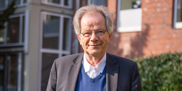 Porträt von Prof. Dr. Albrecht Beutel vor dem Gebäude der Evangelisch-Theologischen Fakultät.<address>&copy; Uni MS - Linus Peikenkamp</address>