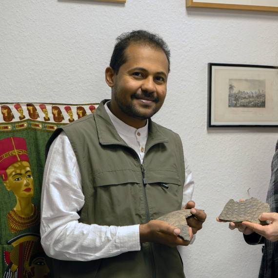Zu sehen ist ein Foto von Prof. Dr. Mohamed Albdri Sliman Bashir und Prof. Dr. Angelika Lohwasser in einem Büro am Institut für Ägyptologie und Koptologie.<address>&copy; Uni MS - Brigitte Heeke</address>