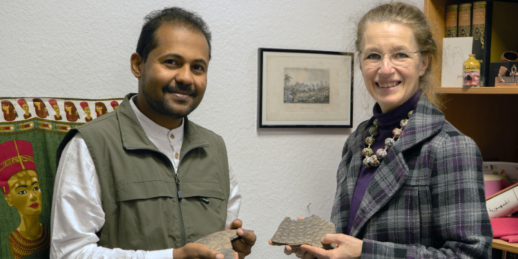 Zu sehen ist ein Foto von Prof. Dr. Mohamed Albdri Sliman Bashir und Prof. Dr. Angelika Lohwasser in einem Büro am Institut für Ägyptologie und Koptologie.<address>&copy; Uni MS - Brigitte Heeke</address>