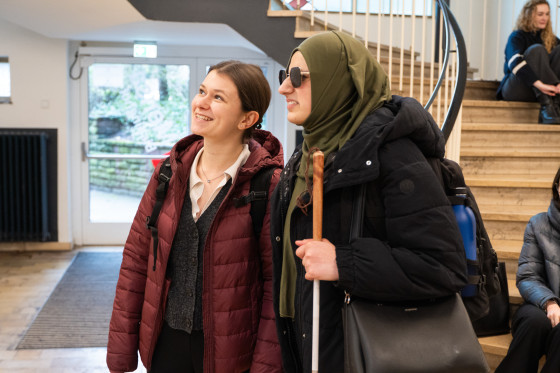 Madita Laumen und Kübranur Binek stehen in der Vorhalle der Bispinghofmensa.<address>&copy; Uni MS - Linus Peikenkamp</address>