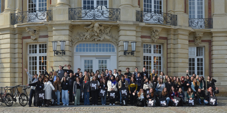 The international students gathered in front of the Schloss for the welcome photo.<address>&copy; Uni MS - Brigitte Heeke</address>
