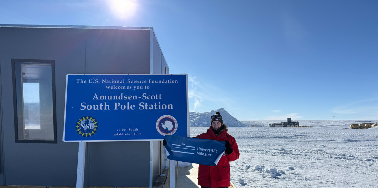 Doktorandin Berit Schlüter vor der Amundsen-Scott-Südpolstation.<address>&copy; Berit Schlüter, IceCube/NSF</address>