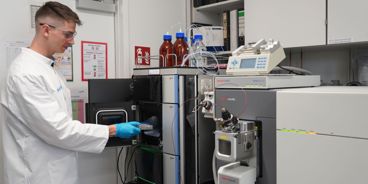 Seit kurzem steht am MEET Batterieforschungszentrum ein neues Forschungsgerät: das sogenannte Orbitrap-Massenspektrometer.<address>&copy; MEET/Bartling</address>