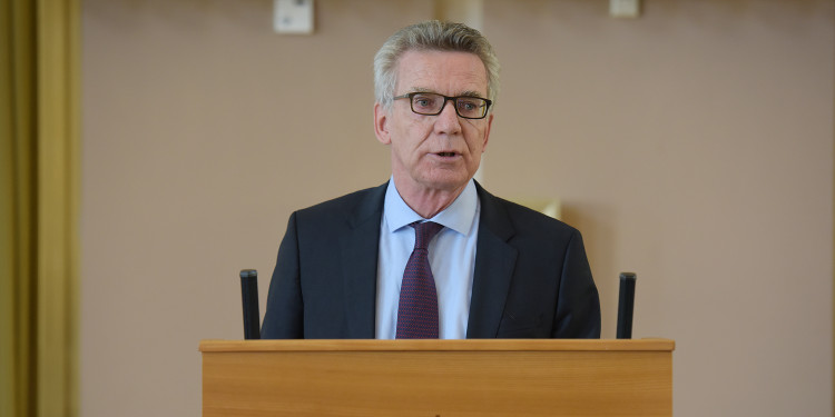 Auf dem Foto ist Thomas de Maizière an einem Rednerpult zu sehen.<address>&copy; Universitätsgesellschaft Münster – Peter Grewer</address>
