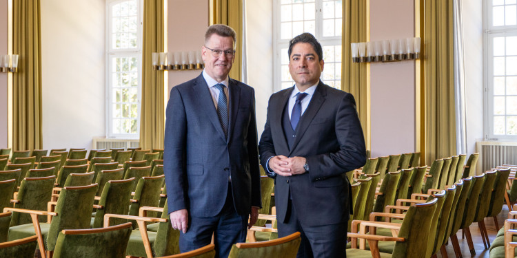 Rector Rector Professor Johannes Wessels (l.) and Founding Dean Professor Mouhanad Khorchide are standing in the castle’s auditorium.<address>&copy; Uni MS - Linus Peikenkamp</address>