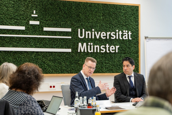 Rector Professor Johannes Wessels (l.) and Founding Dean Professor Mouhanad Khorchide briefed journalists on the establishment of Faculty 16.<address>&copy; Uni MS - Linus Peikenkamp</address>