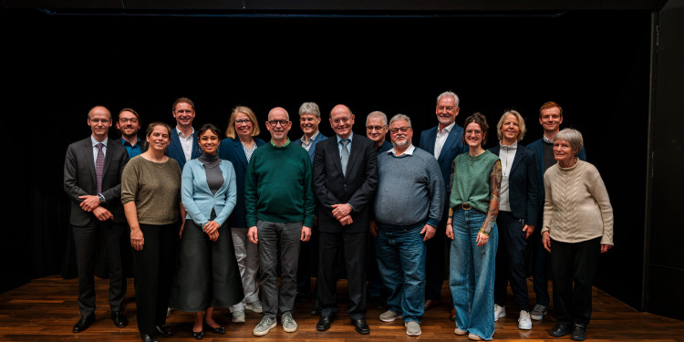 Zu sehen ist ein Gruppenfoto auf der Bühne, mit Vertreterinnen und Vertretern der ausgezeichneten Projekte sowie der Universität und der Universitätsstiftung.<address>&copy; Universitätsstiftung - Julian Meyer</address>