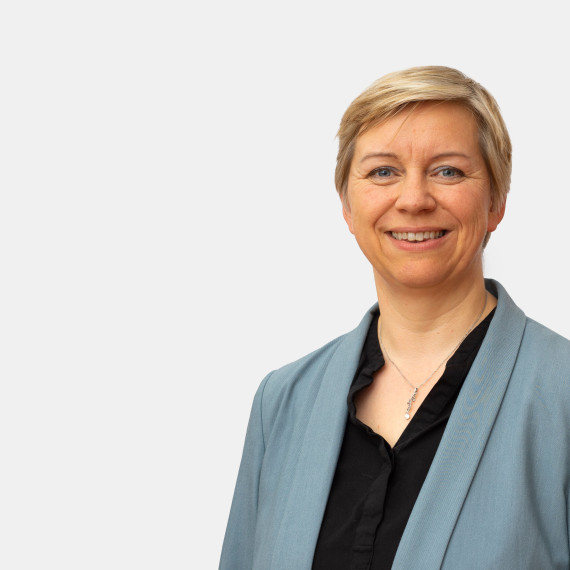 Zu sehen ist ein Porträtfoto von Prof. Dr. Regina Elsner vor einem neutralen, hellen Hintergrund.<address>&copy; Uni MS - Kalle Kröger</address>