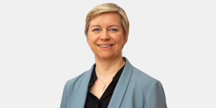 Zu sehen ist ein Porträtfoto von Prof. Dr. Regina Elsner vor einem neutralen, hellen Hintergrund.<address>&copy; Uni MS - Kalle Kröger</address>