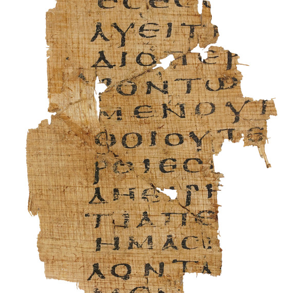 Zu sehen ist ein Stück Papyrus mit schwarzer Schrift vor hellem Hintergrund.<address>&copy; Bibelmuseum Münster</address>