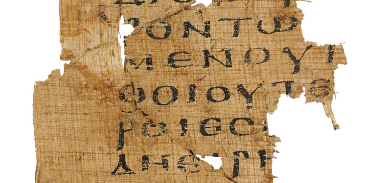 Zu sehen ist ein Stück Papyrus mit schwarzer Schrift vor hellem Hintergrund.<address>&copy; Bibelmuseum Münster</address>