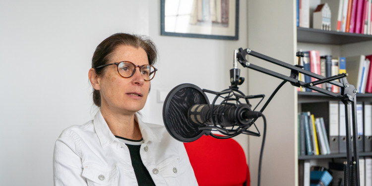 Das Foto zeigt Professor Doktor Esther Pogatzki-Zahn. Sie spricht in ein Mikrofon.<address>&copy; Uni MS - Linus Peikenkamp</address>