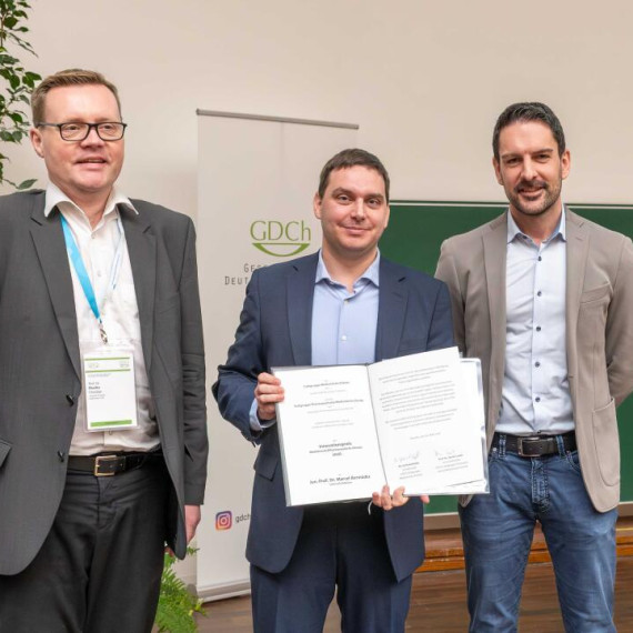 v. l.: Prof. Dr. Chistian Ducho (GDCh), Prof. Marcel Bermúdez, Dr. Chistian Kuttruff (GDCh) bei der Preisübergabe; Marcel Bermúdez hat eine Urkunde in den Händen<address>&copy; Uni MS – Peter Dziemba</address>