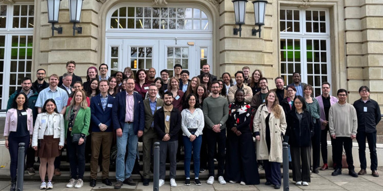 Eine Gruppe von Menschen steht vor dem Schloss in Münster.<address>&copy; Uni MS - GKM</address>