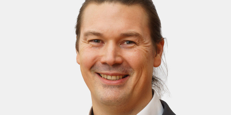 Zu sehen ist ein Porträtfoto von Prof. Dr. Nils Foege vor einem hellen Hintergrund.<address>&copy; Uni MS - Kalle Kröger</address>