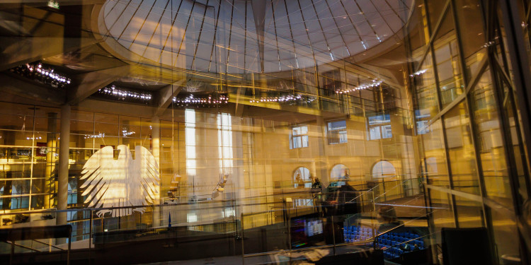Auf dem Symbolbild ist ein Blick in den Plenarsaal des Bundestags zu sehen.<address>&copy; DBT/Thomas Trutschel/photothek</address>