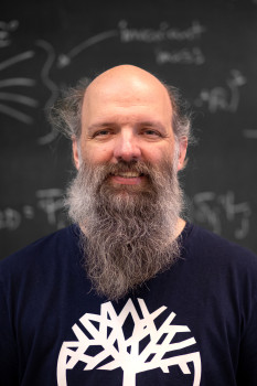 Zu sehen ist ein Porträtfoto von Dr. Karol Kovařík vor einer Tafel.<address>&copy; Karol Kovařík/ Tomas Jezo</address>