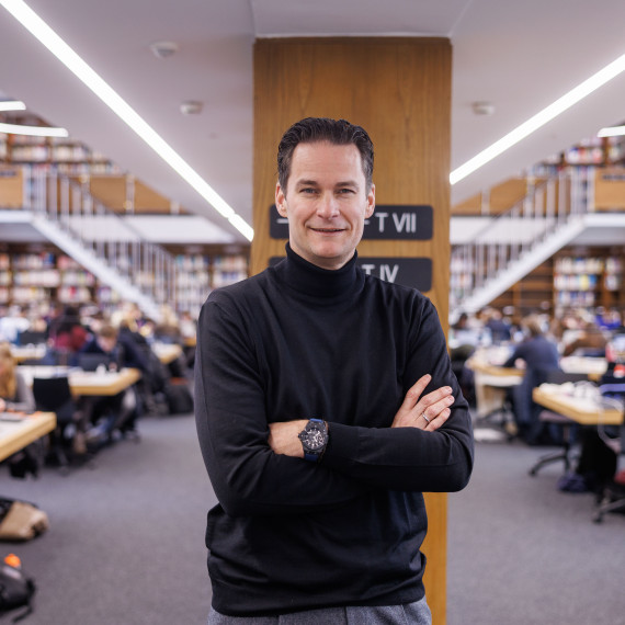Ingo Kretzschmar steht mit verschränkten Armen in der Bibliothek der Wirtschaftswissenschaftlichen Fakultät und schaut freundlich in die Kamera.<address>&copy; Uni MS - Peter Leßmann</address>