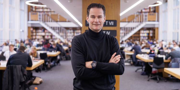 Ingo Kretzschmar steht mit verschränkten Armen in der Bibliothek der Wirtschaftswissenschaftlichen Fakultät und schaut freundlich in die Kamera.<address>&copy; Uni MS - Peter Leßmann</address>