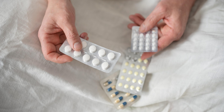 Das Bild zeigt zwei ältere Hände mit Blistern verschiedener Tabletten.<address>&copy; stock.adobe.com - mizina</address>