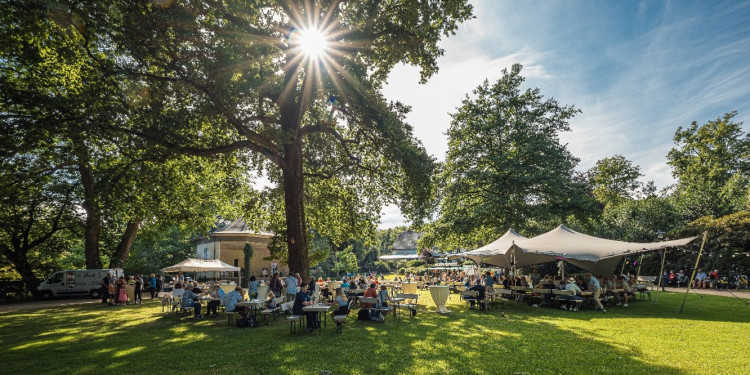 Im Schlossgarten kommen die Alumni zum Sommerfest zusammen.<address>&copy; Uni MS - Thomas Mohn</address>