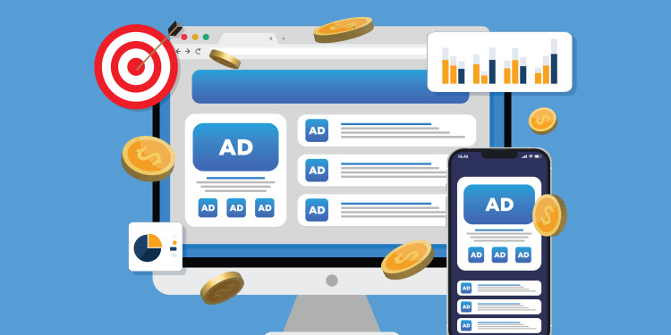 llustration eines Computermonitors und eines Smartphones, deren Bildschirme mit zahlreichen Werbeanzeigen gefüllt sind, jeweils beschriftet mit „AD“. Umgeben sind die Geräte von Goldmünzen mit Dollarzeichen, einer Zielscheibe mit Pfeil sowie Diagrammen mit Balken- und Tortengrafiken.<address>&copy; stock.adobe.com - SparkJ Design</address>