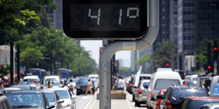 Es ist ein digitales Thermometer zu sehen, das 41 Grad Celsius anzeigt.<address>&copy; stock.adobe.com - Nelson Antoine</address>