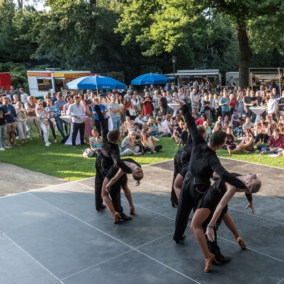 At the summer party at the Schloss, visitors can again look forward to a colourful stage programme, as seen in this photo from last year.<address>&copy; Thomas Hauss</address>