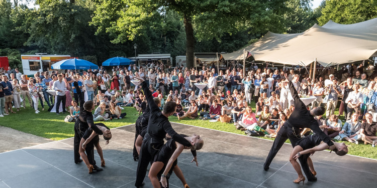 At the summer party at the Schloss, visitors can again look forward to a colourful stage programme, as seen in this photo from last year.<address>&copy; Thomas Hauss</address>