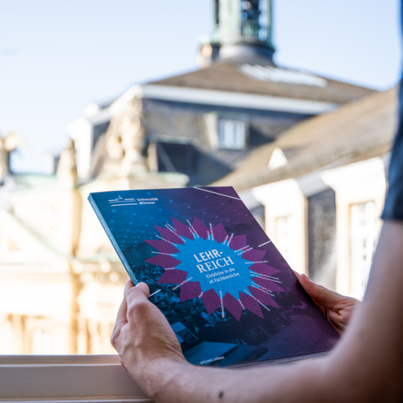 Cover of the new publication with its title “TEACHING WORLDS”<address>&copy; Uni MS - Linus Peikenkamp</address>