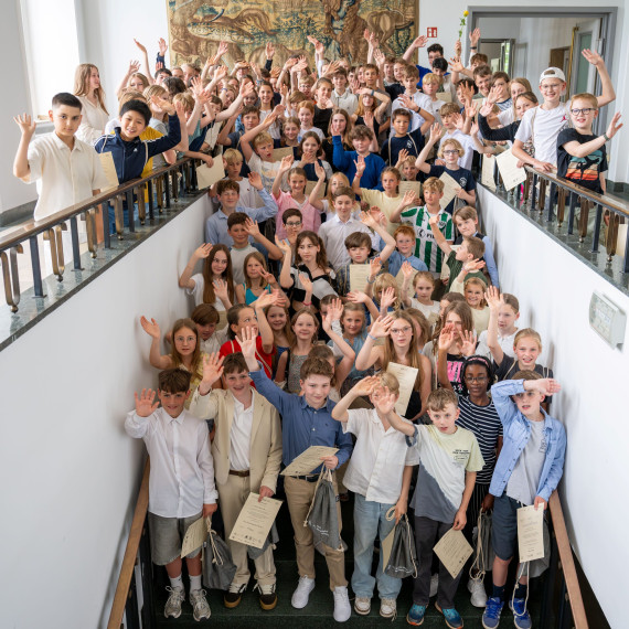 Auf dem Foto ist eine Schulklasse im Schloss zu sehen.<address>&copy; Uni MS - ICBF</address>