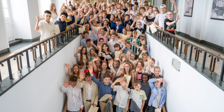 Auf dem Foto ist eine Schulklasse im Schloss zu sehen.<address>&copy; Uni MS - ICBF</address>