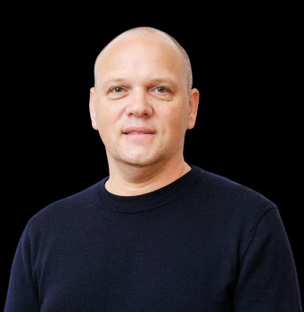 Prof. Dr. Sascha Buchholz<address>&copy; Lukas Walbaum</address>