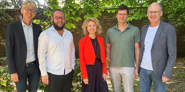 Auf dem Foto sind LIF-Leiter Prof. Dr. Christian Fischer (v. l. n. r.), Prof. Dr. Timo Dexel und Prof. Dr. Vera Busse vom Institut für Erziehungswissenschaft, Prof. Dr. Marcus Nührenbörger vom Institut für grundlegende und inklusive mathematische Bildung und Prof. Dr. Elmar Souvignier vom Institut für Psychologie in Bildung und Erziehung zu sehen.<address>&copy; Uni MS - LIF</address>