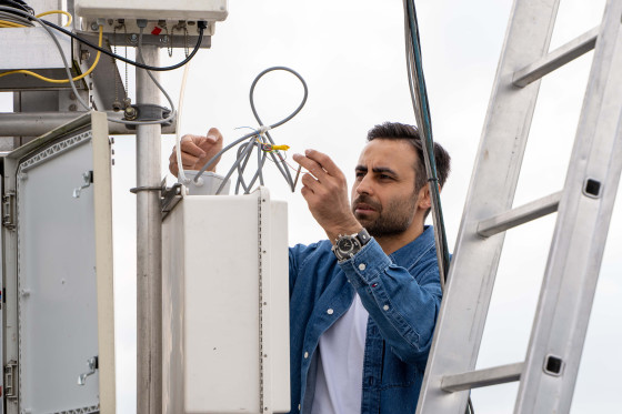 Photograph of Dr Toprak Aslan working at the measurement station<address>&copy; Uni MS - Johannes Wulf</address>