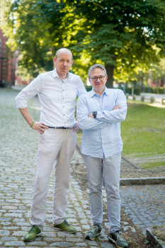 Auf dem Foto sind die beiden Wissenschaftler Prof. Dr. Thorsten Quandt (r.) und Prof. Dr. Christian Grimme zu sehen.<address>&copy; Max Henkler - OCL</address>