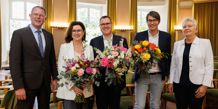 Die Vorsitzende des Hochschulrats, Dr. Elke Topp (r.), und der Vorsitzende der Hochschulwahlversammlung, Prof. Dr. Hinnerk Wißmann (l.), gratulierten den neuen Prorektoren: Prof. Dr. Ulrike Weyland, Prof. Dr. Sven Meuth (M.) und Prof. Dr. Benjamin Risse.<address>&copy; Uni MS - Peter Leßmann</address>