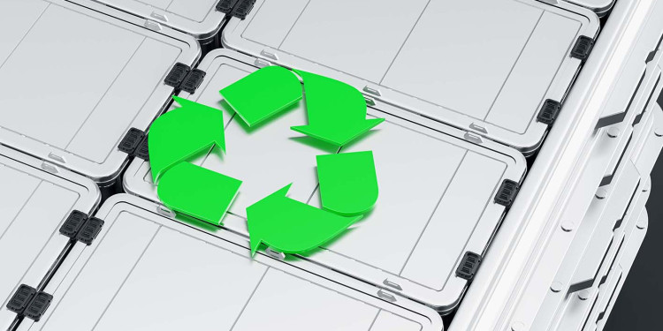 Metall-Batteriepacks für Elektrofahrzeuge und darüber ein grünes Recycling-Symbol<address>&copy; stock.adobe.com - ImageFlow (Symbolbild)</address>