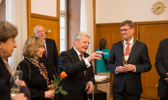 Das Bild zeigt den Rektor mit dem früheren Bundespräsidenten beim Empfang im Rektoratsbüro.<address>&copy; Uni MS - Peter Leßmann</address>