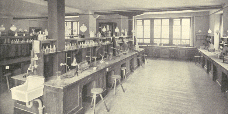 Die Schwarz-Weiß-Aufnahme zeigt die Innenansicht des Physiologischen Instituts.<address>&copy; Festschrift zur 84. Versammlung Deutscher Naturforscher und Ärzte, Münster 1912, S. 190</address>
