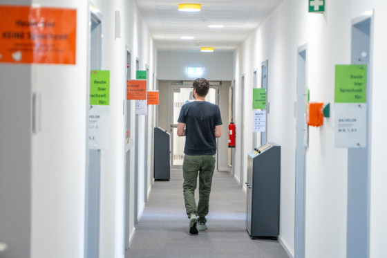 The central examinations offices still offer open consultation hours or make appointments for students, but the number of visitors is declining due to increasing digitalisation.<address>&copy; Uni MS – Linus Peikenkamp</address>