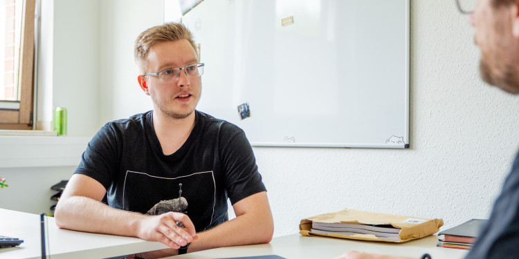 During open office hours, Luca Winkler helps students on master’s degree courses on matters relating to examinations administration. He provides answers to questions on registering examinations, takes delivery of final dissertations or hands over certificates.<address>&copy; Uni MS – Linus Peikenkamp</address>