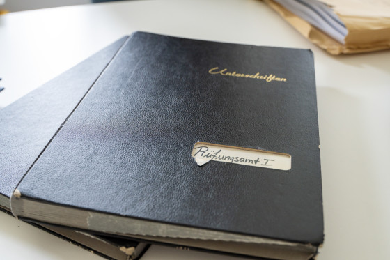 The folders contain final documents ready to be signed in the various faculties and examinations offices.<address>&copy; Uni MS – Linus Peikenkamp</address>
